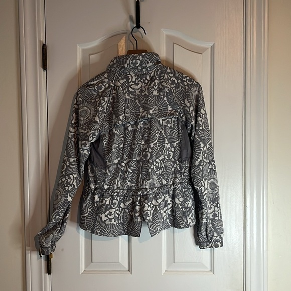 Lululemon | Travel To Track Jacket Beachy Floral White Fossil Athleisure Size 4 - Picture 13 of 16